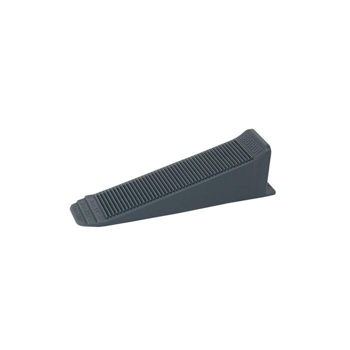 megabudowlany-bihui-kliny-do-poziomowania-plytek-100szt-sklep-budowlany - Mega Budowlany Gray plastic wedge ramp with a textured, ribbed top surface for traction, likely used to bridge small gaps or aid wheeled items over a step.