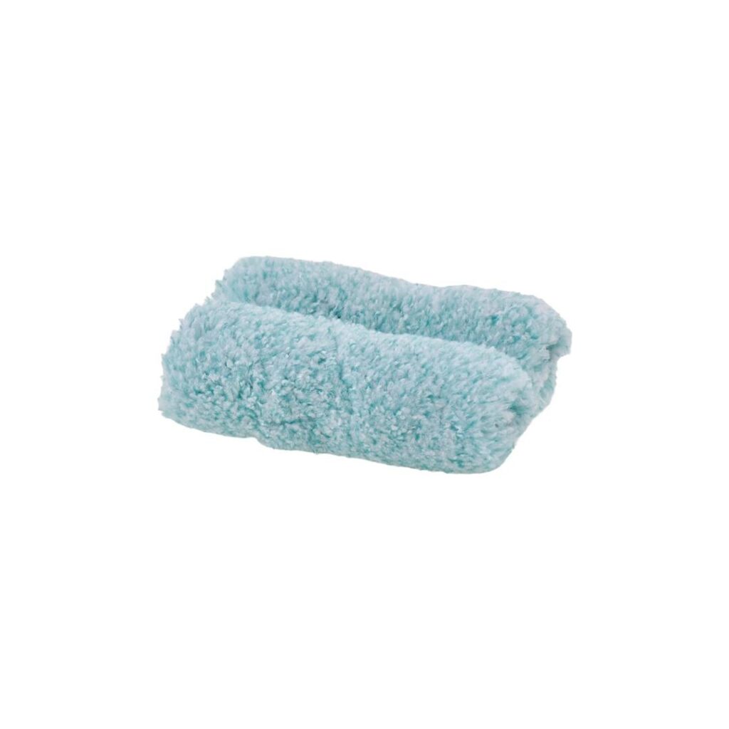 Soft blue microfiber cleaning mitt (wash mitt) with fluffy texture for cleaning surfaces